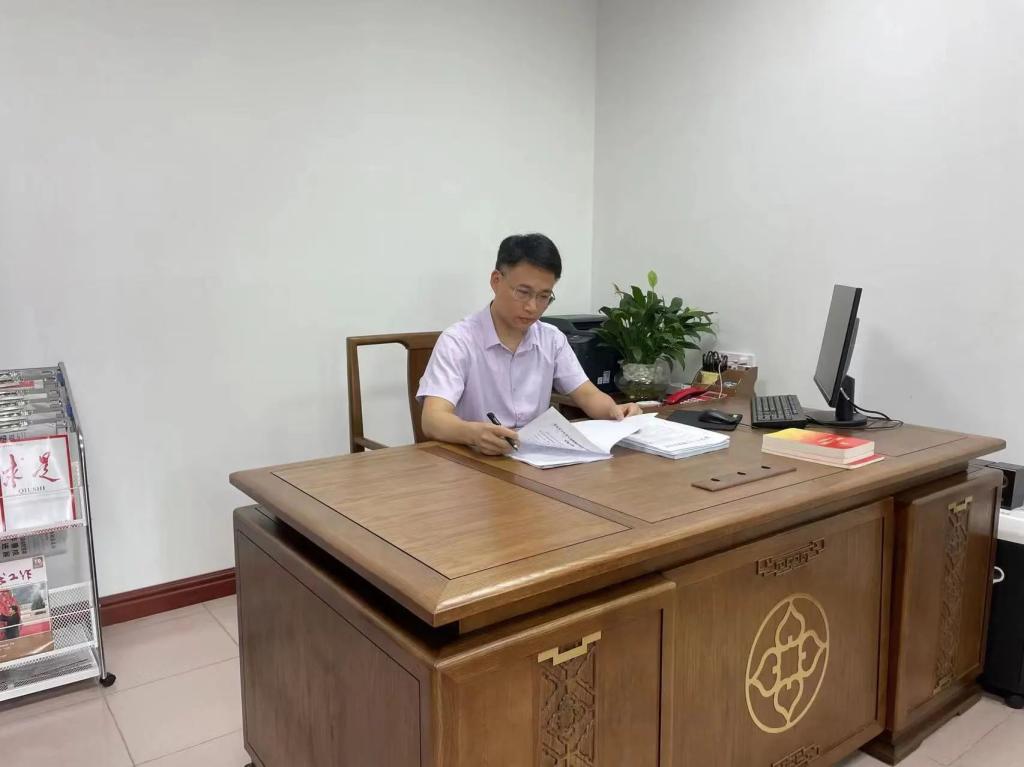 乐竞官方网站校友许云获评第六届  广东省“人民满意的公务员”称号